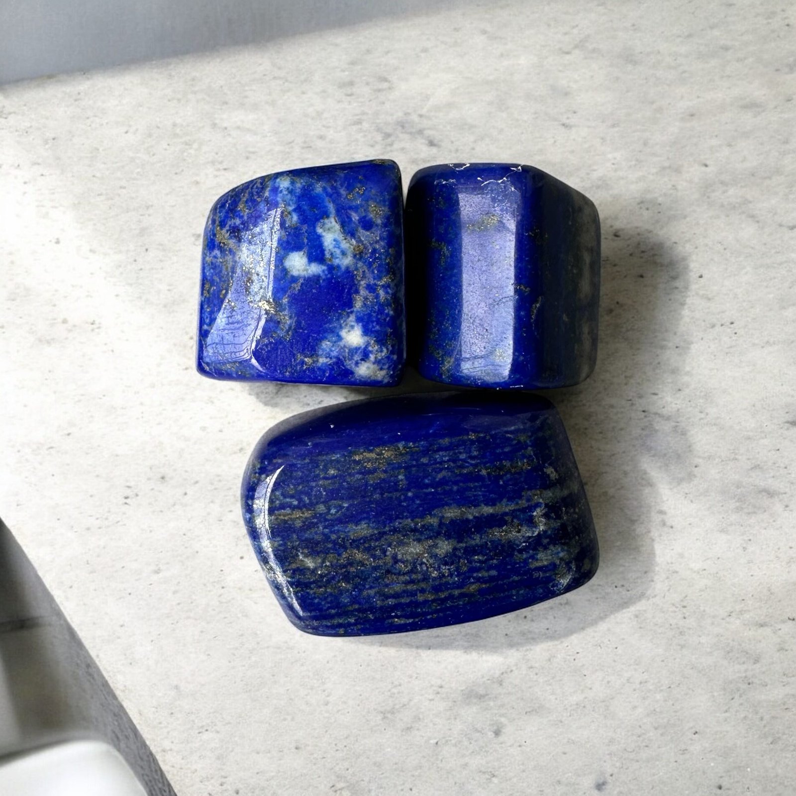 Galet en Lapis-Lazuli – Vérité, Confiance et Clarté Intérieure