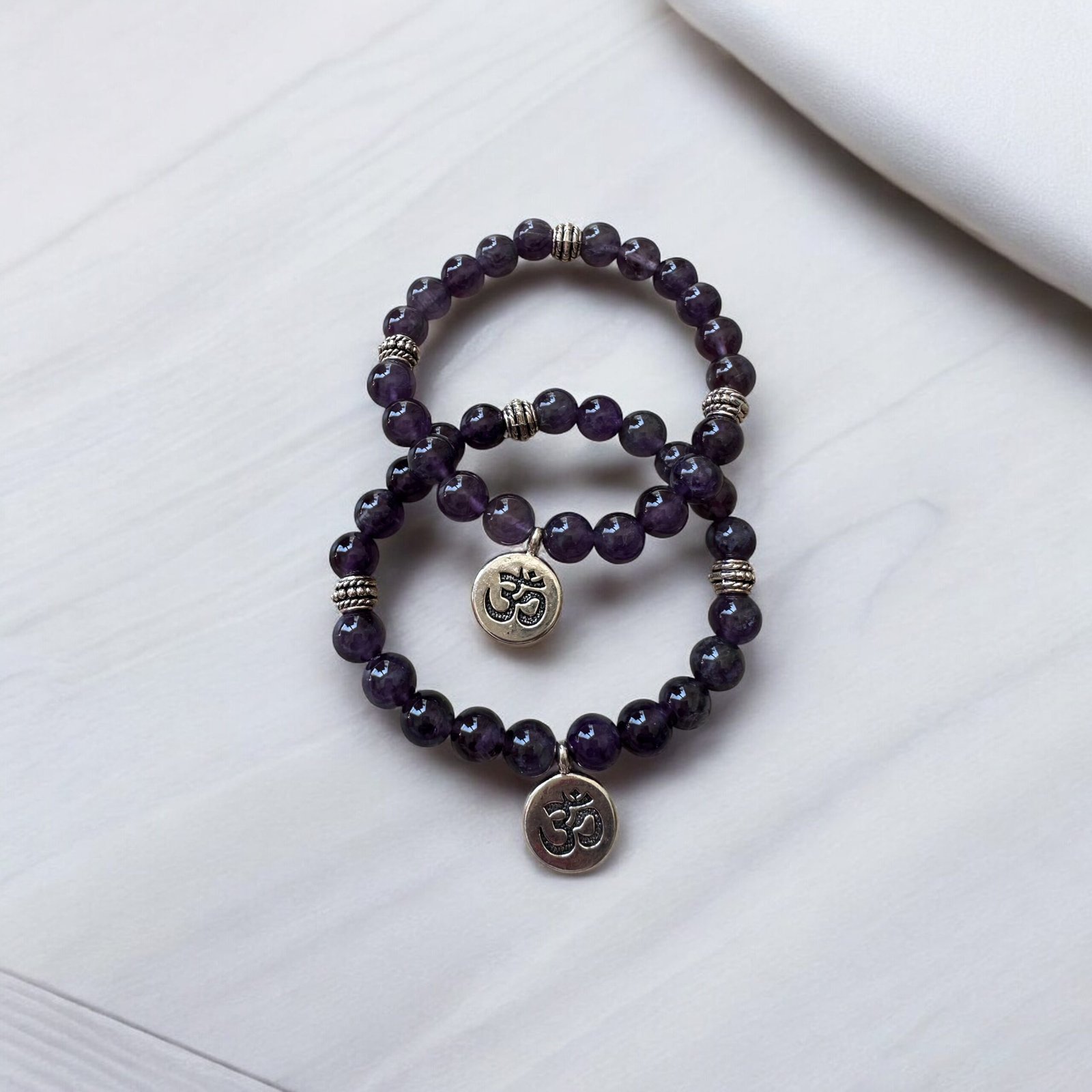 Bracelet Améthyste 8 mm & Symbole Ôm – Sérénité, Intuition et Connexion Sacrée – Image 2
